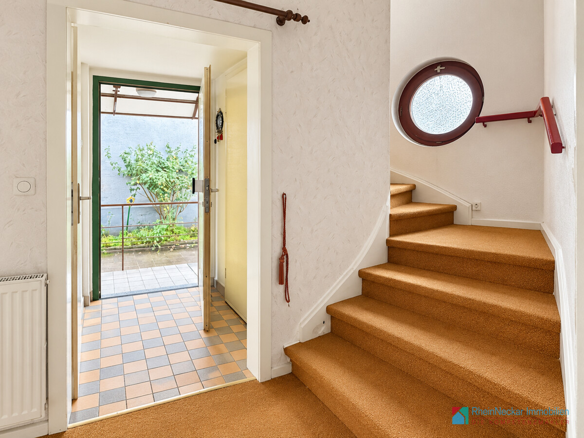 Eingang mit Treppe