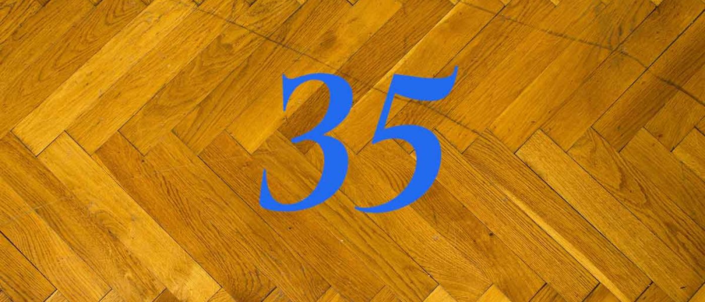 Blaue 35 auf braunem Parkett