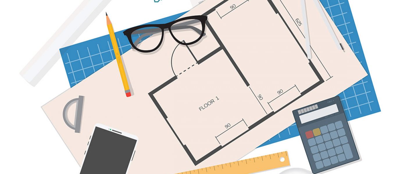 Auf einem Grundriss liegen ein Taschenrechner, Brille, Bleistift und Geodreieeck, davor steht eine Kaffeetasse | Immobilienfinanzierung mit Wohnriester
