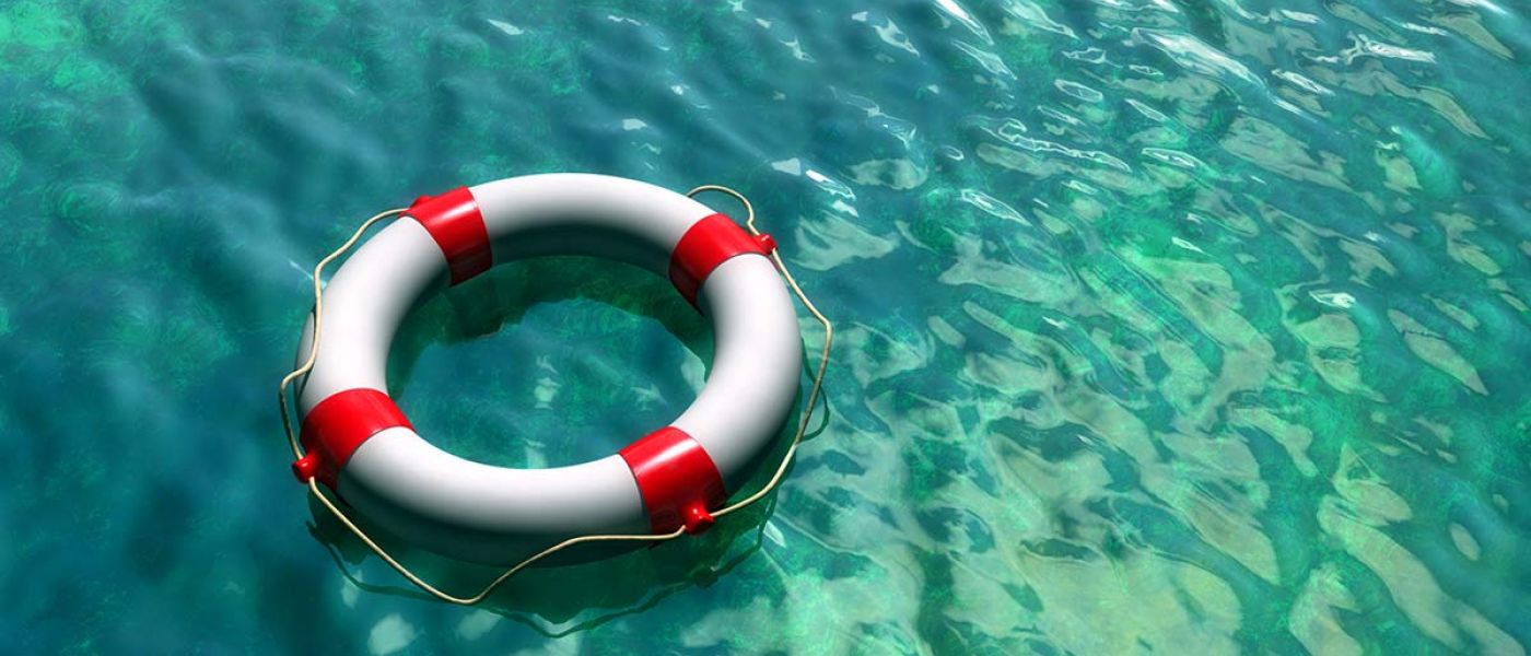 Rettungsring der auf dem offenen Meer schwimmt als Symbol für Absicherungen fuer Immobilieneigentuemer